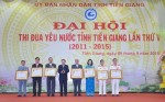 Đồng chí Nguyễn Văn Khang, Phó Bí thư Tỉnh ủy, Chủ tịch UBND tỉnh thừa ủy quyền của Chủ tịch nước gắn Huân chương Lao động và trao bằng cho các tập thể và cá nhân