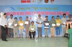 Ông Trương Minh Hậu - Phó Giám đốc Trung tâm xúc tiến du lịch, Sở Du lịch TP.HCM  trao quà cho bà con nghèo xã Tân Phước