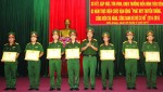 Đại tá Cao Văn Mĩa, Chính ủy Bộ CHQS tỉnh tặng giấy khen cho các cá nhân qua 3 năm thực hiện Cuộc vận động “Phát huy truyền thống, cống hiến tài năng, xứng danh Bộ đội Cụ Hồ”