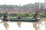 Huấn luyện bơi xuồng cho chiến sĩ