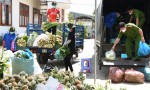 Công an thị xã Cai Lậy vận chuyển rau xanh hỗ trợ người dân nơi bị phong tỏa.