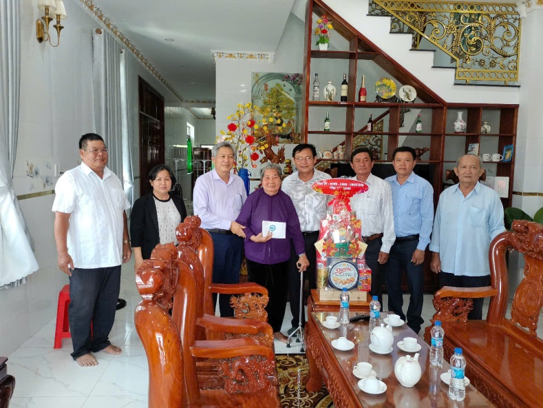 Đồng chí Đỗ Tấn Hùng và đồng chí Nguyễn Hồng Hữu trao quà cho gia đình chính sách tại xã Lương Hòa Lạc.