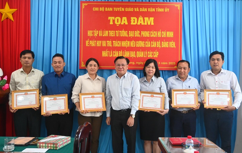 Tặng giấy khen cho các đồng chí có thành tích tiêu biểu trong học tập và làm theo tư tưởng, đạo đức, phong cách Hồ Chí Minh (2016 - 2025).