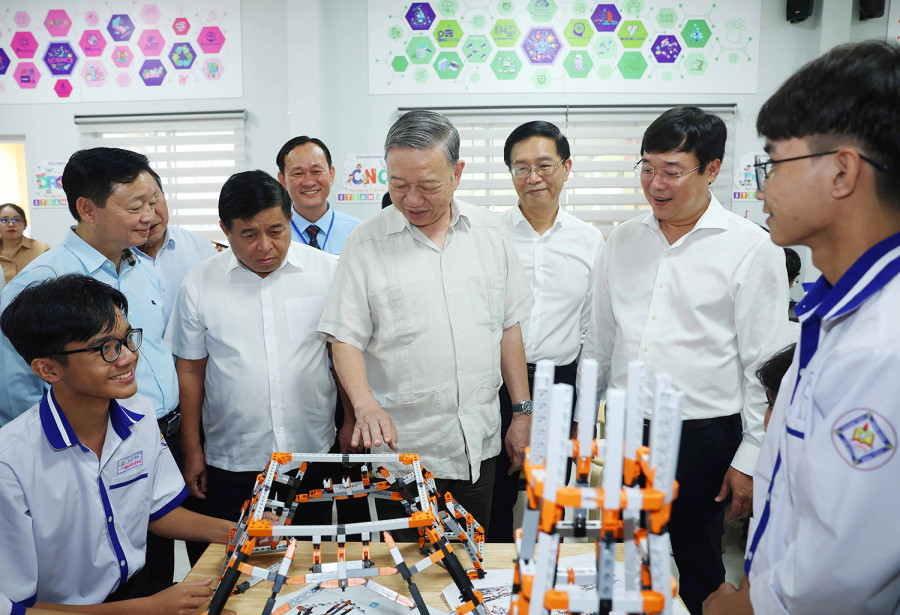 Tổng Bí thư Tô Lâm thăm phòng thực hành giáo dục STEM tại Trường Trung học phổ thông Tràm Chim, huyện Tam Nông, tỉnh Đồng Tháp.