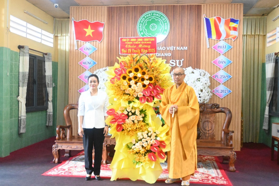 Đồng chí Nguyễn Hải Trâm tặng hoa chúc mừng Ban Trị sự Giáo hội Phật giáo Việt Nam tỉnh Tiền Giang nhân dịp Đại Lễ Phật Đản PL.2569 - DL2025.