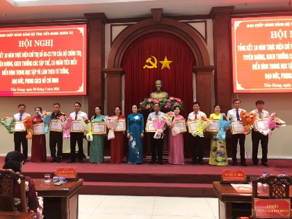 Đồng chí Nguyễn Hải Trâm, Phó Bí thư Tỉnh ủy tặng Bằng khen cho các tập thể (Ảnh Kim Loan)