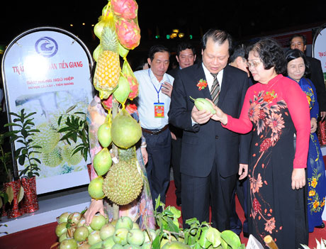 Phó Thủ tướng Vũ Văn Ninh và nguyên Phó Chủ tịch nước Trương Mỹ Hoa thăm các gian hàng trái cây của Tiền Giang. Ảnh: Duy Sơn