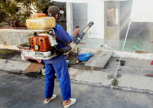 Phun thuốc diệt muỗi tại hộ gia đình