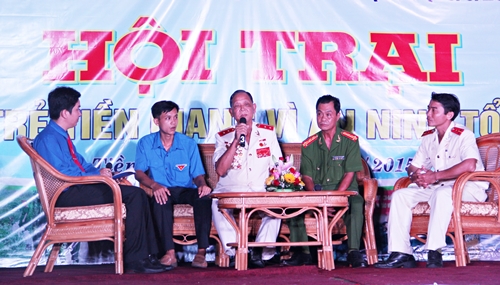 Trung tướng Nguyễn Việt Thành (nguyên Phó Tổng cục trưởng Tổng cục Cảnh sát nhân dân, nguyên Phó Văn phòng BCĐ Trung ương Phòng chống tham nhũng, nguyên Giám đốc Công an tỉnh Tiền Giang) trao đổi với Đoàn TN