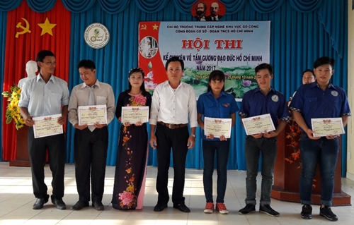 Trao giải cho các thí sinh đạt giải cao trong hội thi
