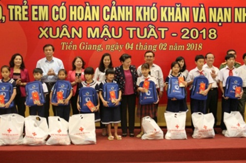Chủ tịch Quốc hội thăm, tặng quà và chúc Tết Nguyên đán tại tỉnh Tiền Giang