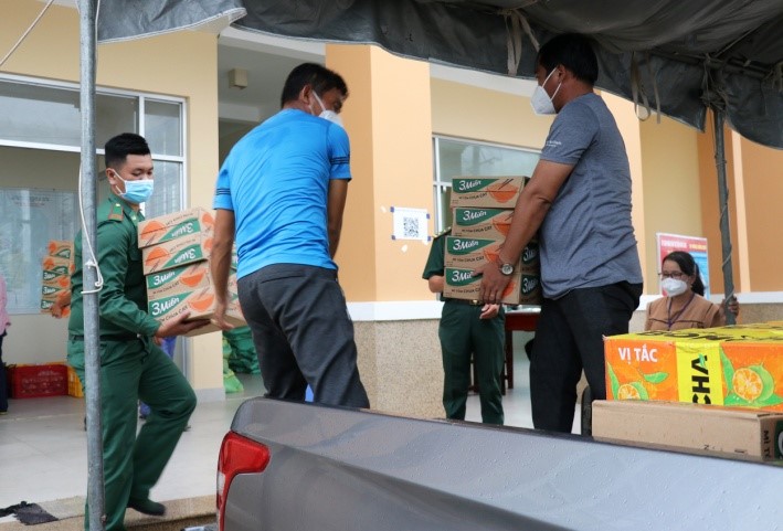 Bộ đội Biên phòng Tiền Giang tặng quà ở khu vực phong tỏa.
