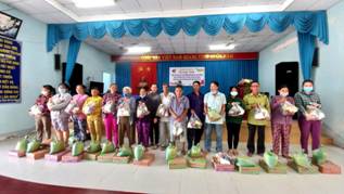 Trao quà cho các hộ nghèo trên địa bàn xã.