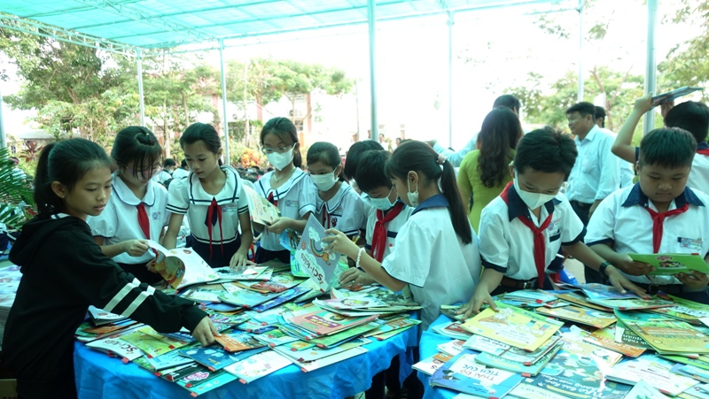 Học sinh trường Tiểu học Phú Nhuận tham gia Ngày hội đọc sách.