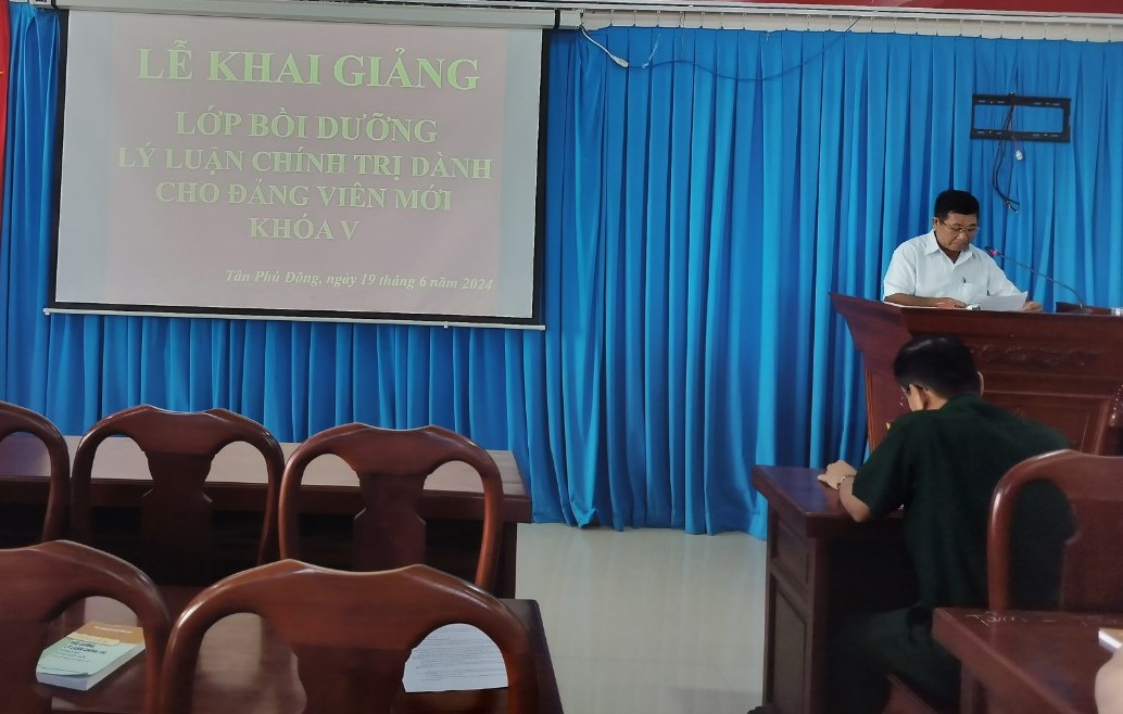 Đ/c Nguyễn Hữu Tài - UVBTV, Trưởng Ban Tuyên giáo Huyện ủy, Giám đốc Trung tâm chính trị phát biểu khai giảng.