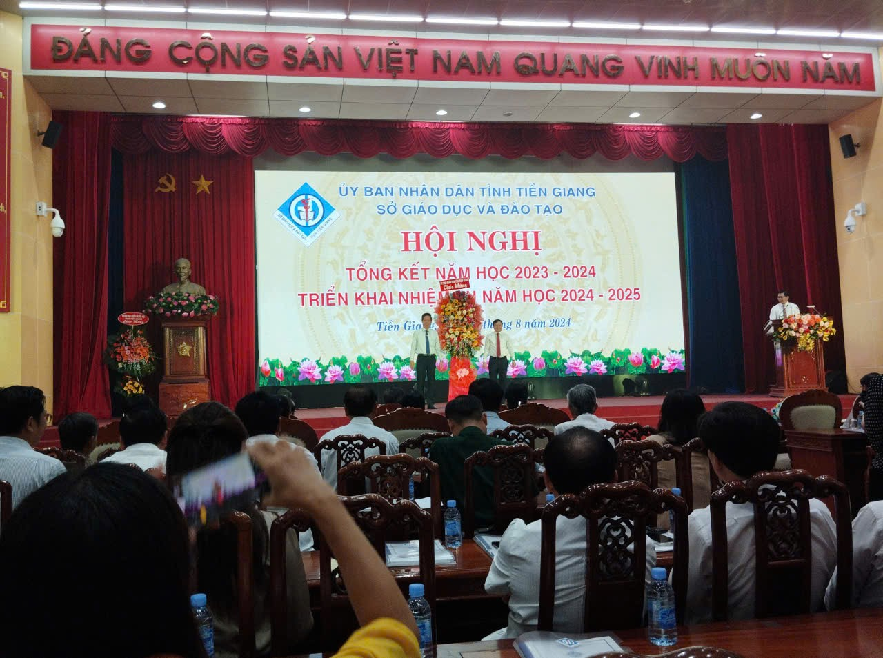 Đ/c Nguyễn Thành Diệu - Tỉnh ủy viên, Phó Chủ tịch Ủy ban nhân dân tỉnh tặng hoa chúc mừng cho ngành Giáo dục tại Hội nghị Tổng kết năm học 2023-2024.
