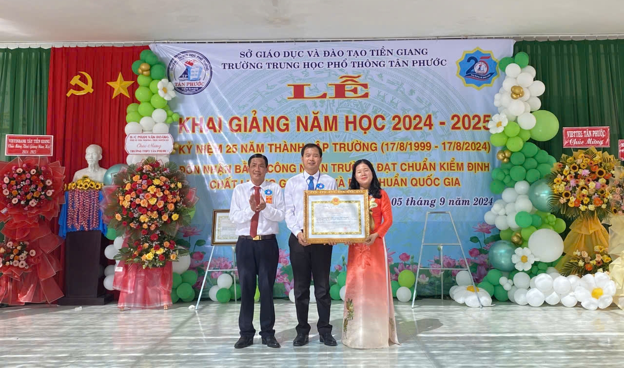 Đ/c Phạm Văn Hoàng trao Bằng công nhận trường chuẩn quốc gia cho Ban Giám hiệu Trường THPT Tân Phước
