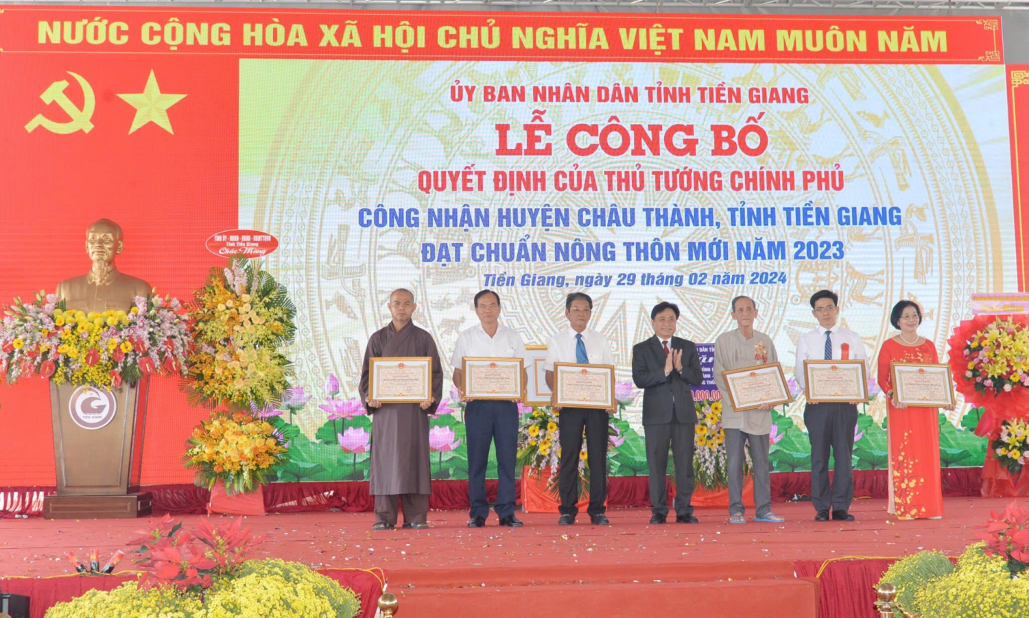 Ông Đoàn Văn Khanh (thứ ba từ phải sang) được biểu dương do có nhiều đóng góp cho quá trình xây dựng huyện Châu Thành đạt chuẩn huyện nông thôn mới