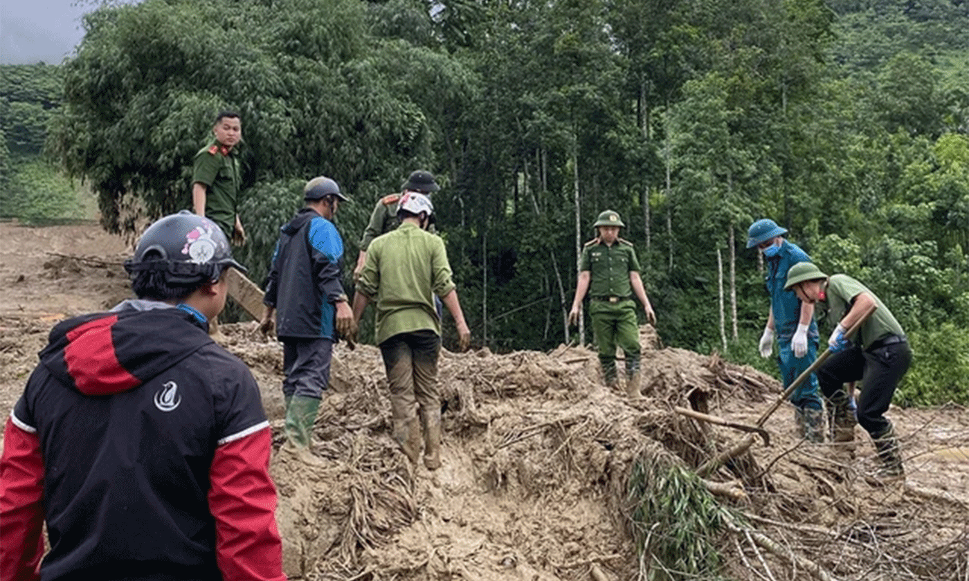 Khẩn trương tìm kiếm nạn nhân trong trận lũ quét kinh hoàng tại thôn Làng Nủ (xã Phúc Khánh, huyện Bảo Yên, tỉnh Lào Cai). Ảnh: Báo Lào Cai.