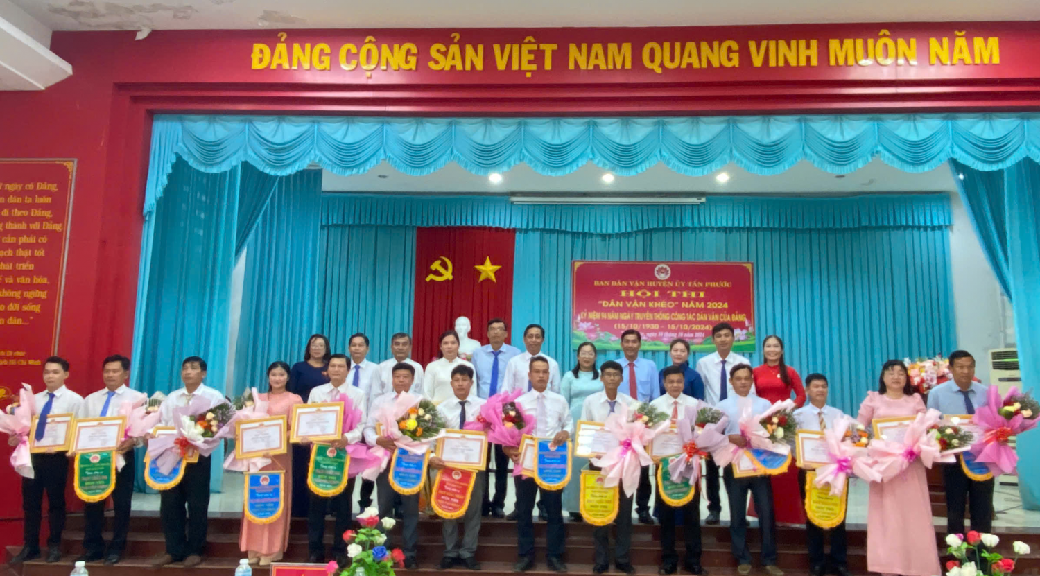Ban Tổ chức và các thí sinh chụp ảnh lưu niệm