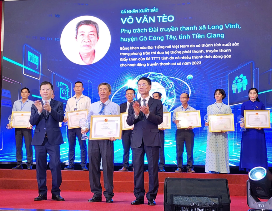 Bộ trưởng Nguyễn Mạnh Hùng và Thứ Trưởng Bộ TT&TT Nguyễn Thanh Lâm trao Bằng khen và biểu trưng cho ông Võ Văn Tèo