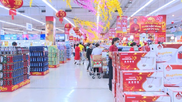 Các doanh nghiệp dự trữ hàng hóa phục vụ thị trường Tết.
