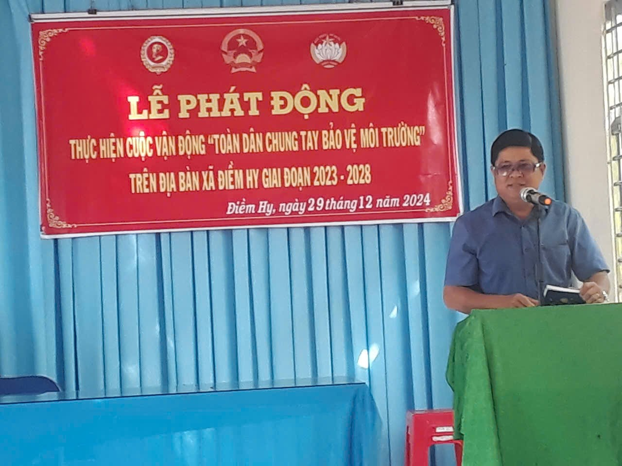 Đồng chí Trần Văn Nào phát biểu phát động Cuộc vận động “Toàn dân chung tay bảo vệ môi trường”.