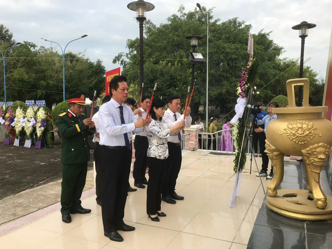 Các đồng chí lãnh đạo dâng hương tại Tượng đài Ba chiến sĩ gang thép
