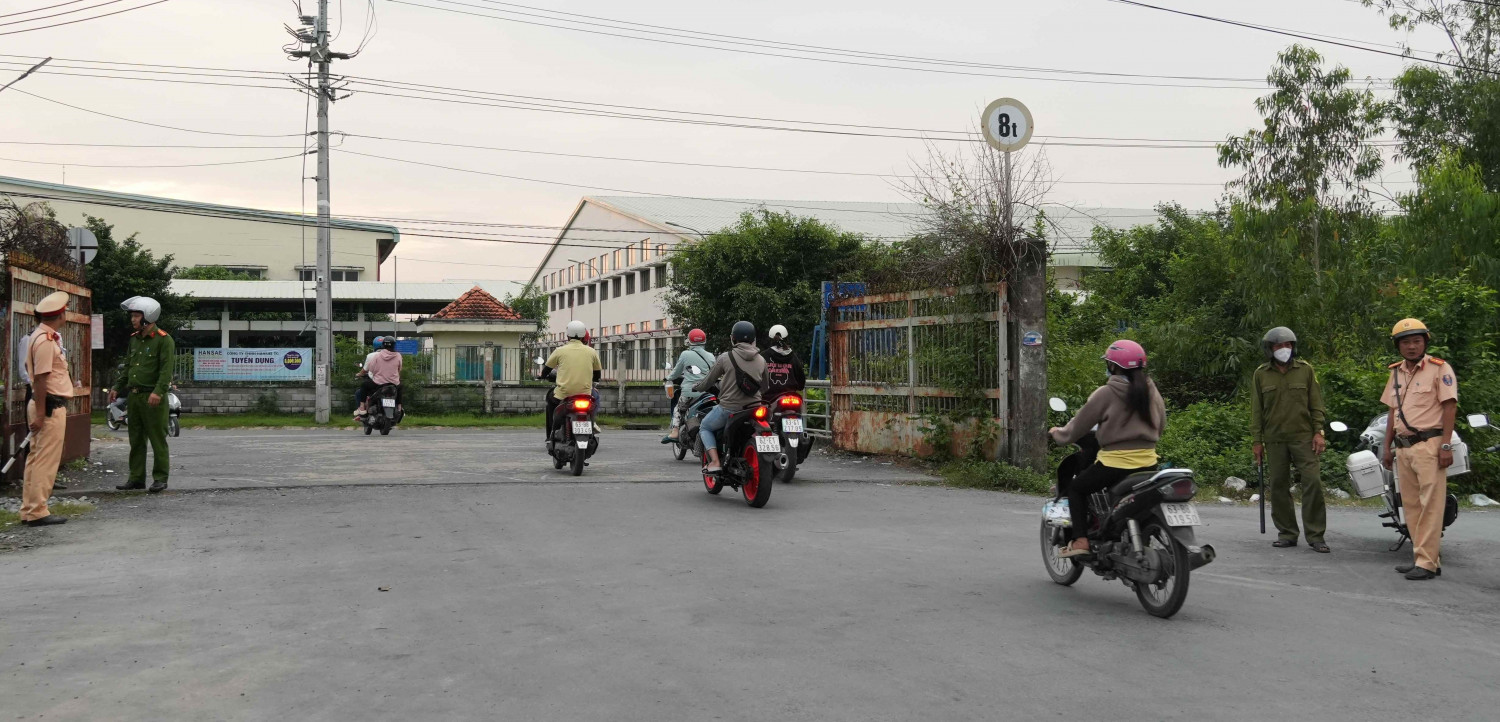 Các lực lượng phối hợp kiểm tra thực tế tình hình trật tự an toàn giao thông khu vực cổng ra vào Khu công nghiệp.