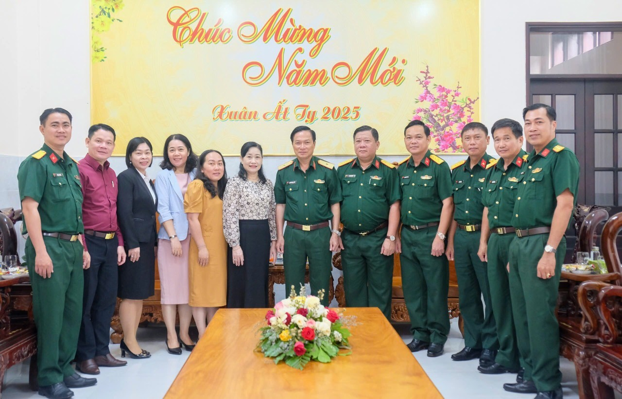 Đoàn công tác của Tỉnh ủy Tiền Giang chúc tết Đảng ủy - Bộ Tư lệnh Quân khu 9