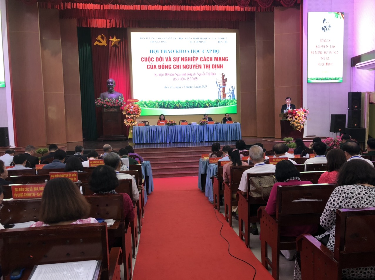 Đồng chí Phó Giáo sư, Tiến sĩ Huỳnh Thành Đạt - Ủy viên Ban Chấp hành Trung ương Đảng, Phó Trưởng Ban Tuyên giáo và Dân vận Trung ương tổng kết và bế mạc Hội thảo.