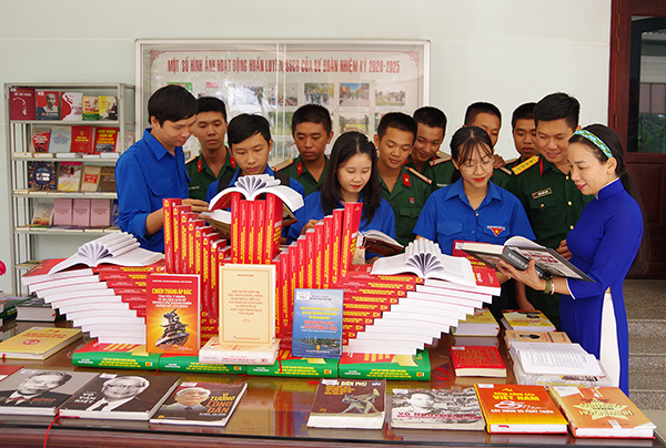 Đoàn trường Đại học Tiền Giang và Đoàn thanh niên Sư đoàn 8  tổ chức Ngày sách và văn hoá đọc Việt Nam lần thứ 3 năm 2024