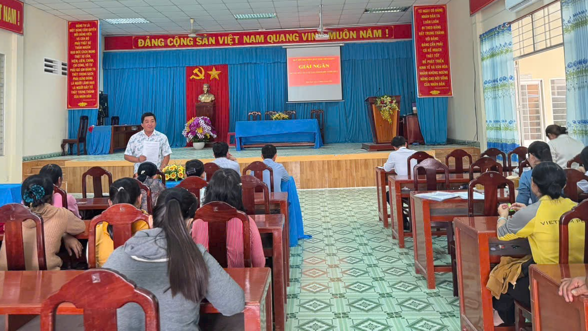 Đồng chí Phạm Văn Toàn, Phó Chủ tịch Hội Nông dân tỉnh tham dự giải ngân dự án.