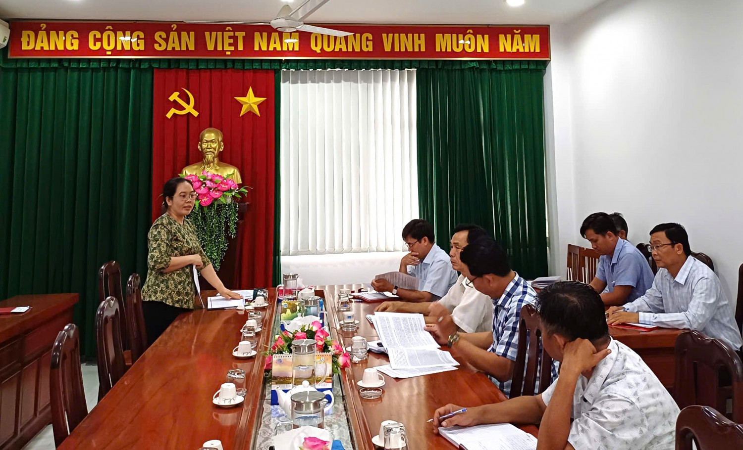 Hình 3 Đc Nguyễn Thị Lan, Bí thư Chi bộ, Phó Trưởng Ban Tổ chức Tỉnh ủy phát biểu kết luận buổi sinh hoạt
