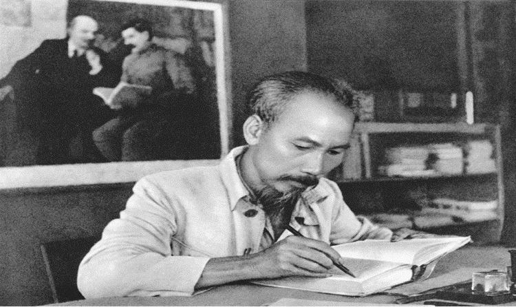 Chủ tịch Hồ Chí Minh trong phòng làm việc của Người tại căn cứ địa Việt Bắc (1951). Nguồn: Bảo tàng Hồ Chí Minh.