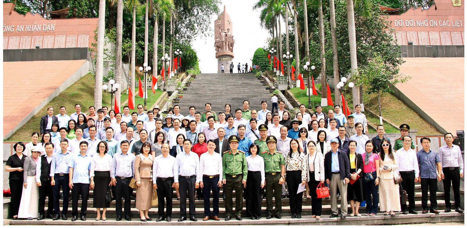 đại biểu chụp ảnh lưu niệm tại khu di tích Nha công an Trung ương Minh Thanh Sơn Dương Tuyên Quang