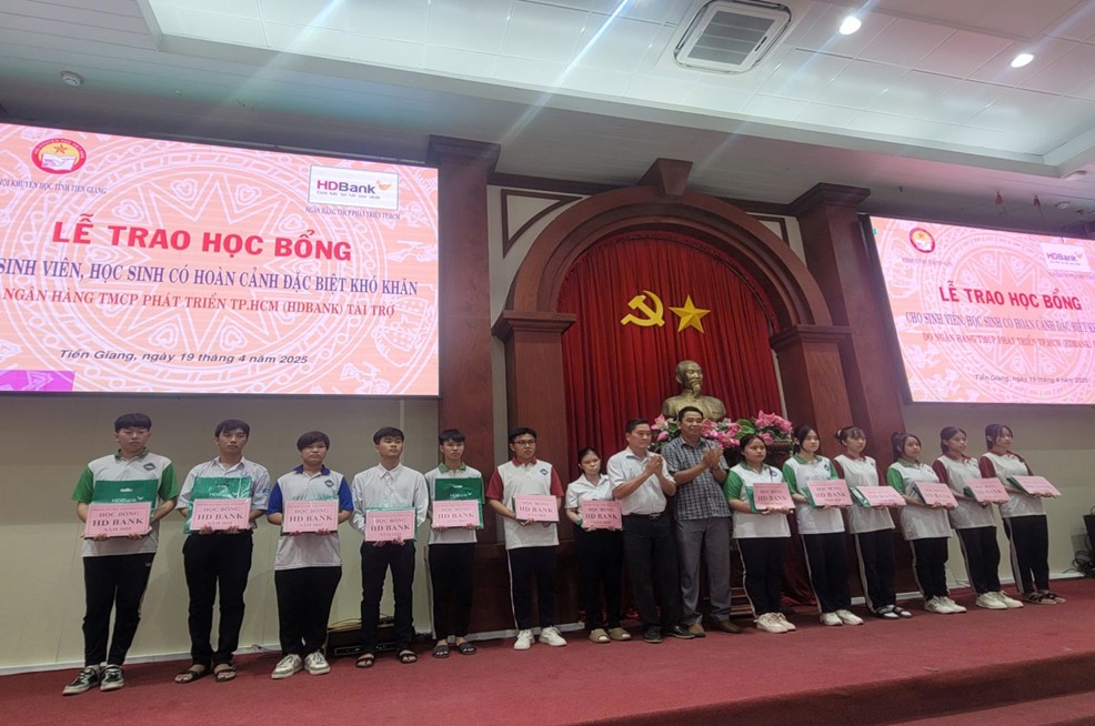Trao học bổng cho sinh viên, học sinh khuyết tật, mồ côi, có hoàn cảnh đặc biệt khó khăn, vượt khó trong học tập