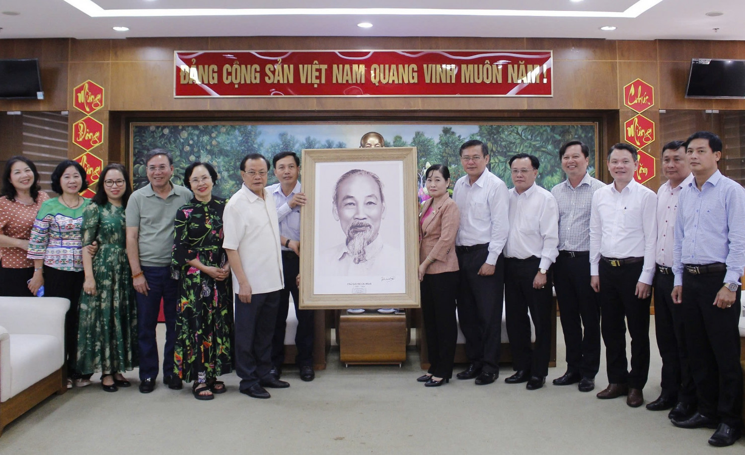 Đồng chí Phạm Quang Nghị tặng bức ảnh Chủ tịch Hồ Chí Minh cho Tỉnh ủy Tiền Giang