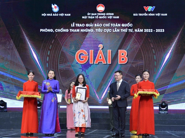 Lễ trao Giải báo chí toàn quốc phòng, chống tham nhũng, lãng phí, tiêu cực lần thứ 4. Nguồn: nghean.dcs.vn