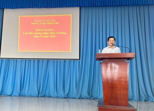 Đồng chí Nguyễn Văn Đức phát biểu khai giảng.