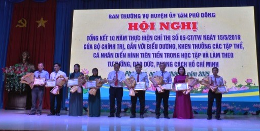 Đồng chí Phan Minh Quân, Phó Bí thư Thường trực Huyện ủy, Chủ tịch HĐND huyện tặng giấy khen cho các tập thể.