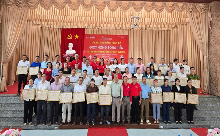Các gia đình và cá nhân có thành tích hiến máu 20 lần nhận Bằng khen của Chủ tịch UBND tỉnh.
