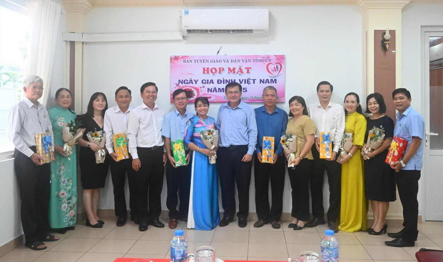 Lãnh đạo Ban Tuyên giáo và Dân vận Tỉnh ủy tặng hoa, quà cho các gia đình CBCC cơ quan