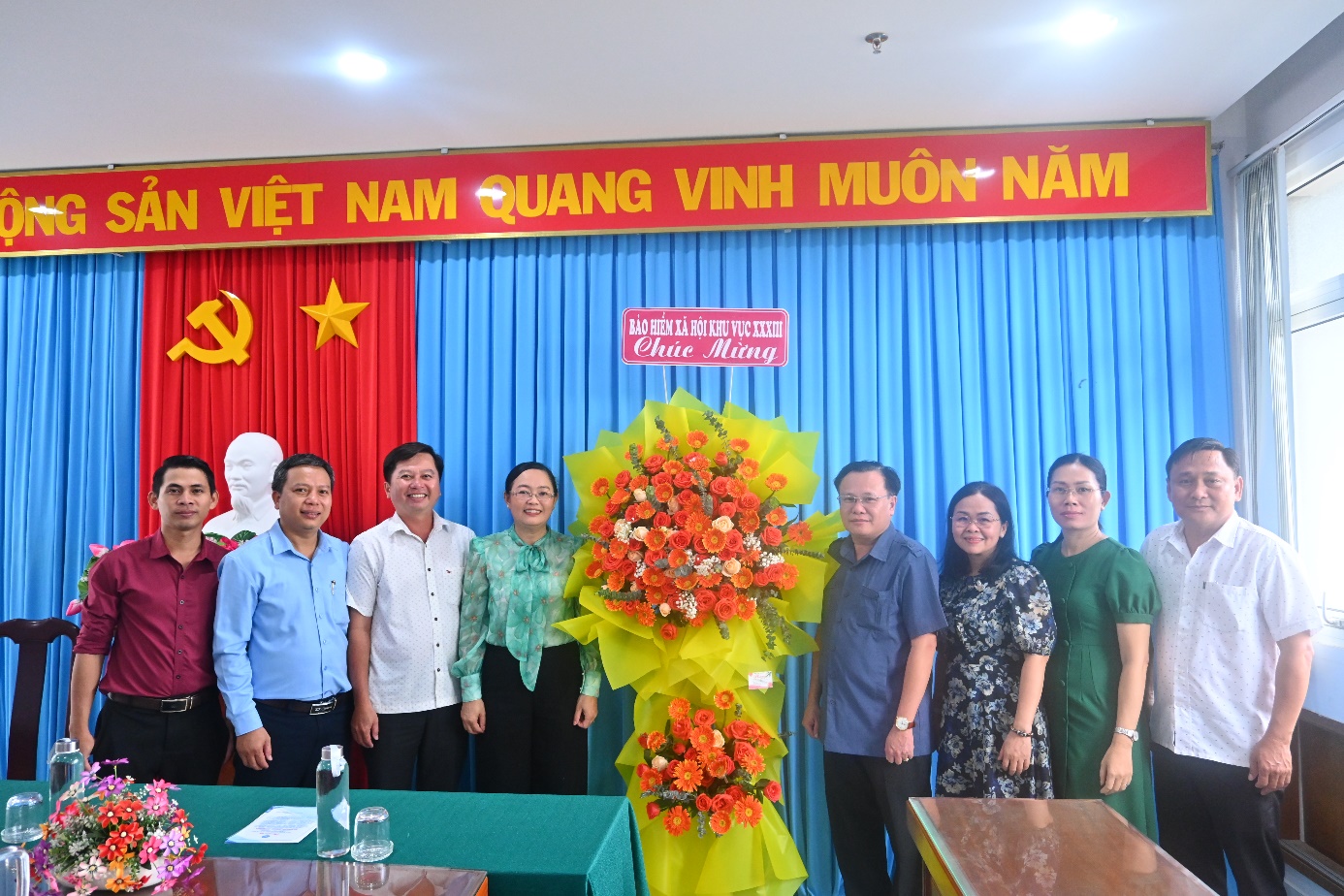 Lãnh đạo Bảo hiểm xã hội khu vực XXIII tặng hoa chúc mừng  Ban Tuyên giáo và Dân vận Tỉnh ủy