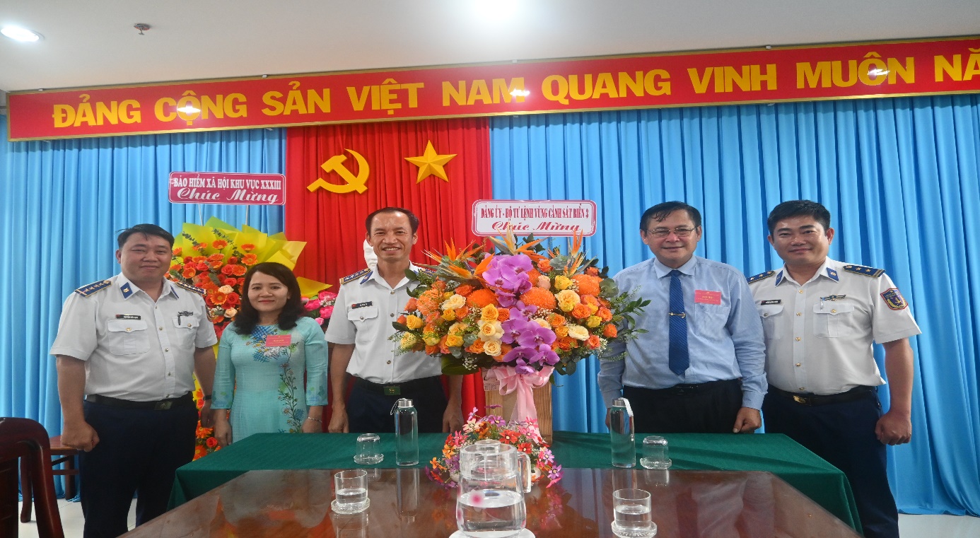 Bộ Tư lệnh Vùng Cảnh sát biển 3 tặng hoa, chúc mừng  Ban Tuyên giáo và Dân vận Tỉnh ủy